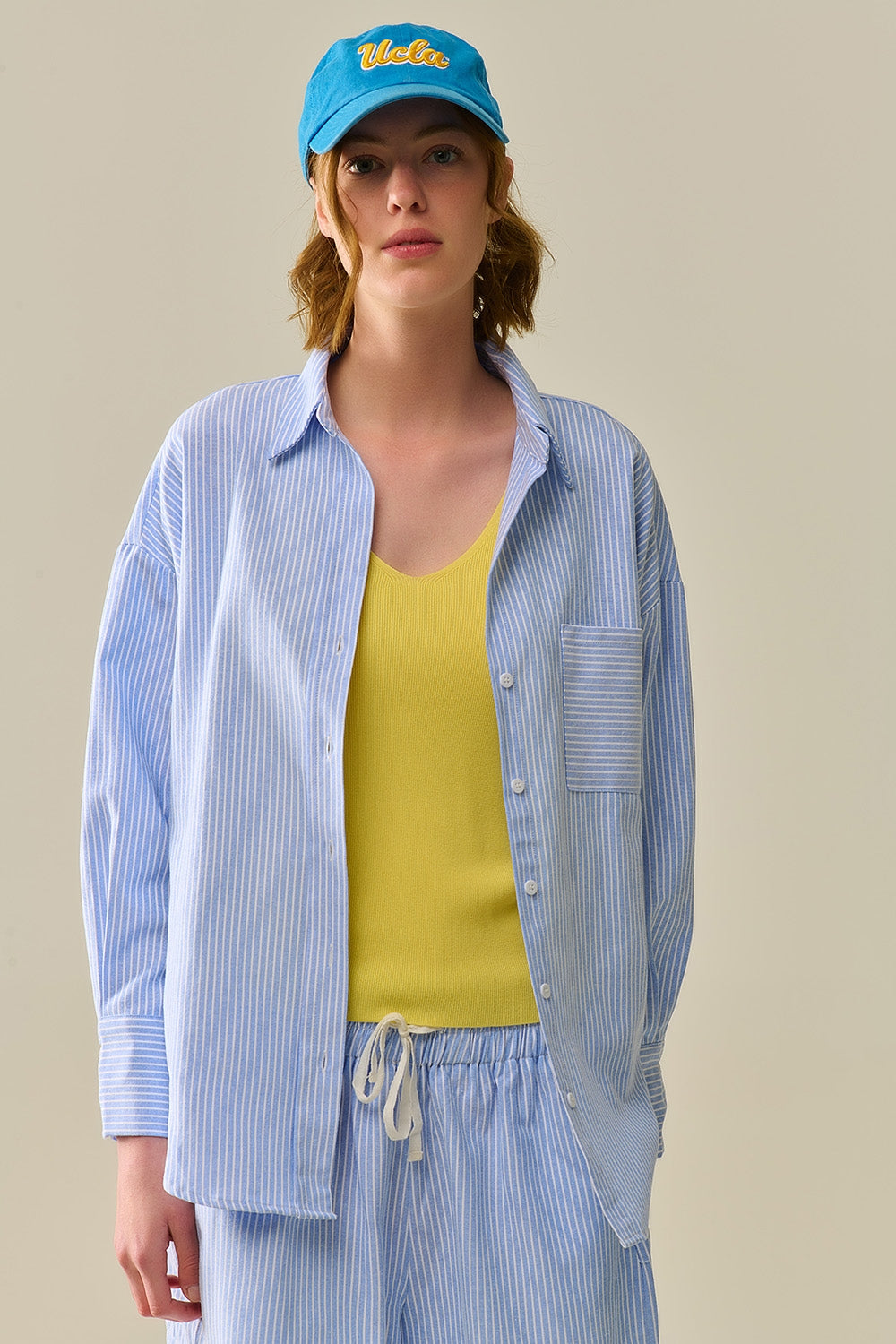 Q2 Camisa Azul con Rayas Blancas y Botones