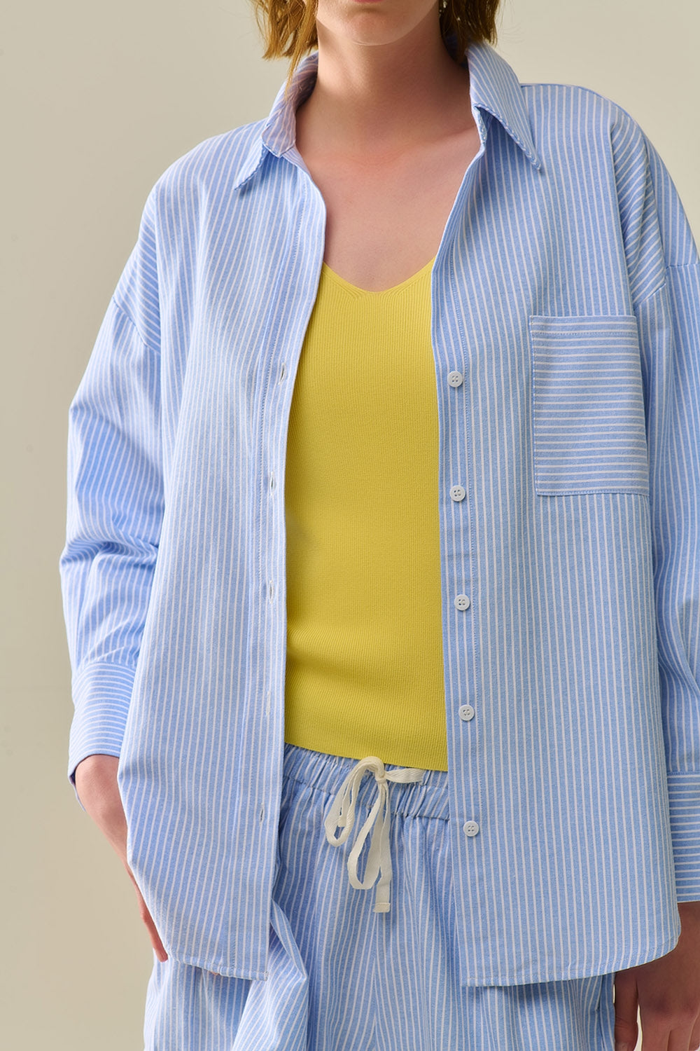 Camisa Azul con Rayas Blancas y Botones