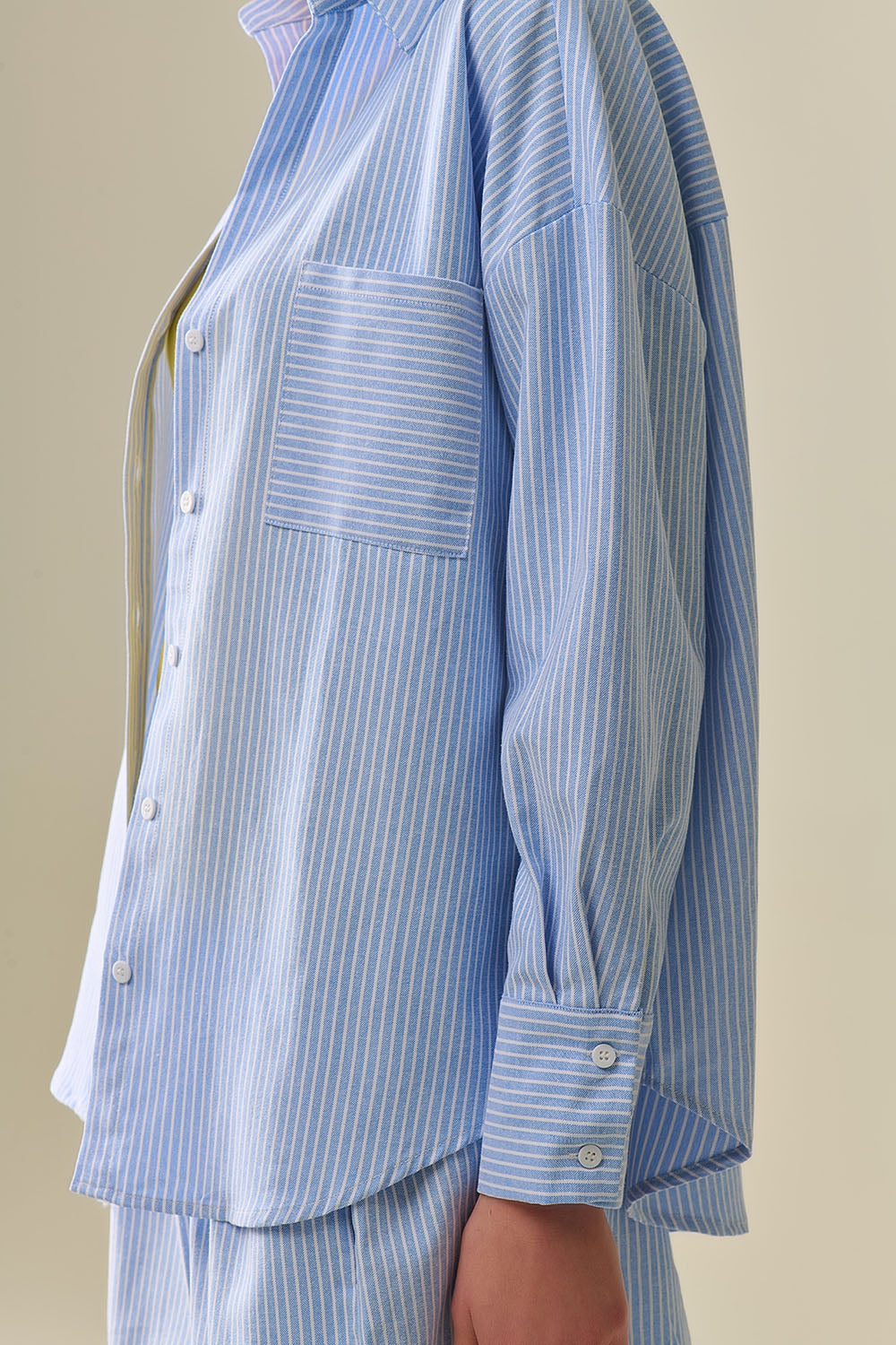 Camisa Azul con Rayas Blancas y Botones