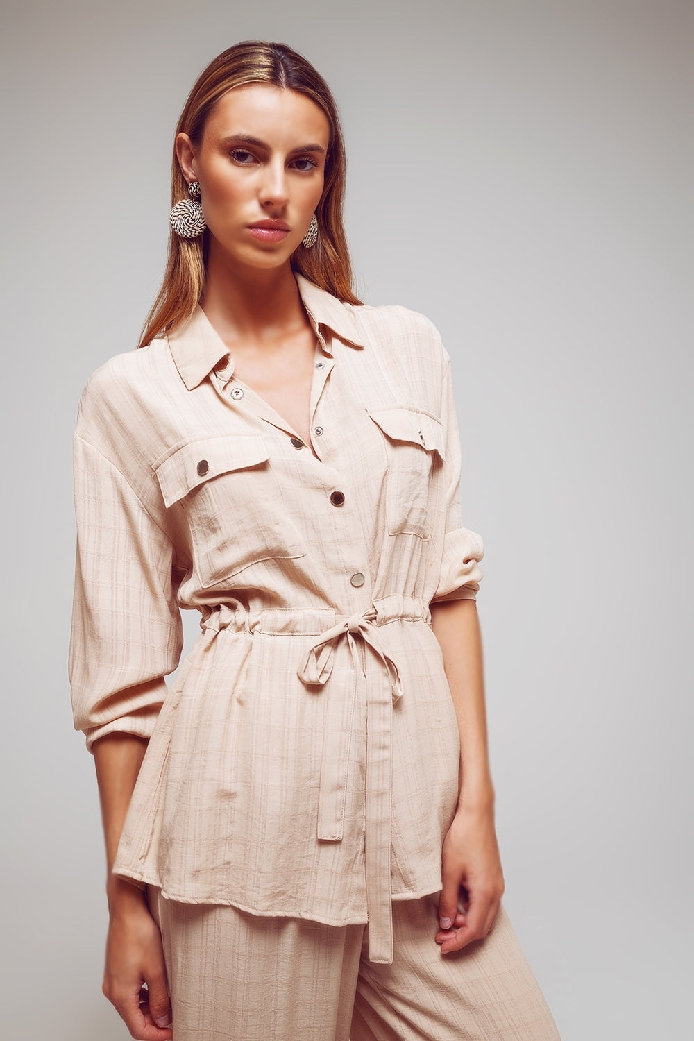 Camisa de manga larga con cintura lazada en beige