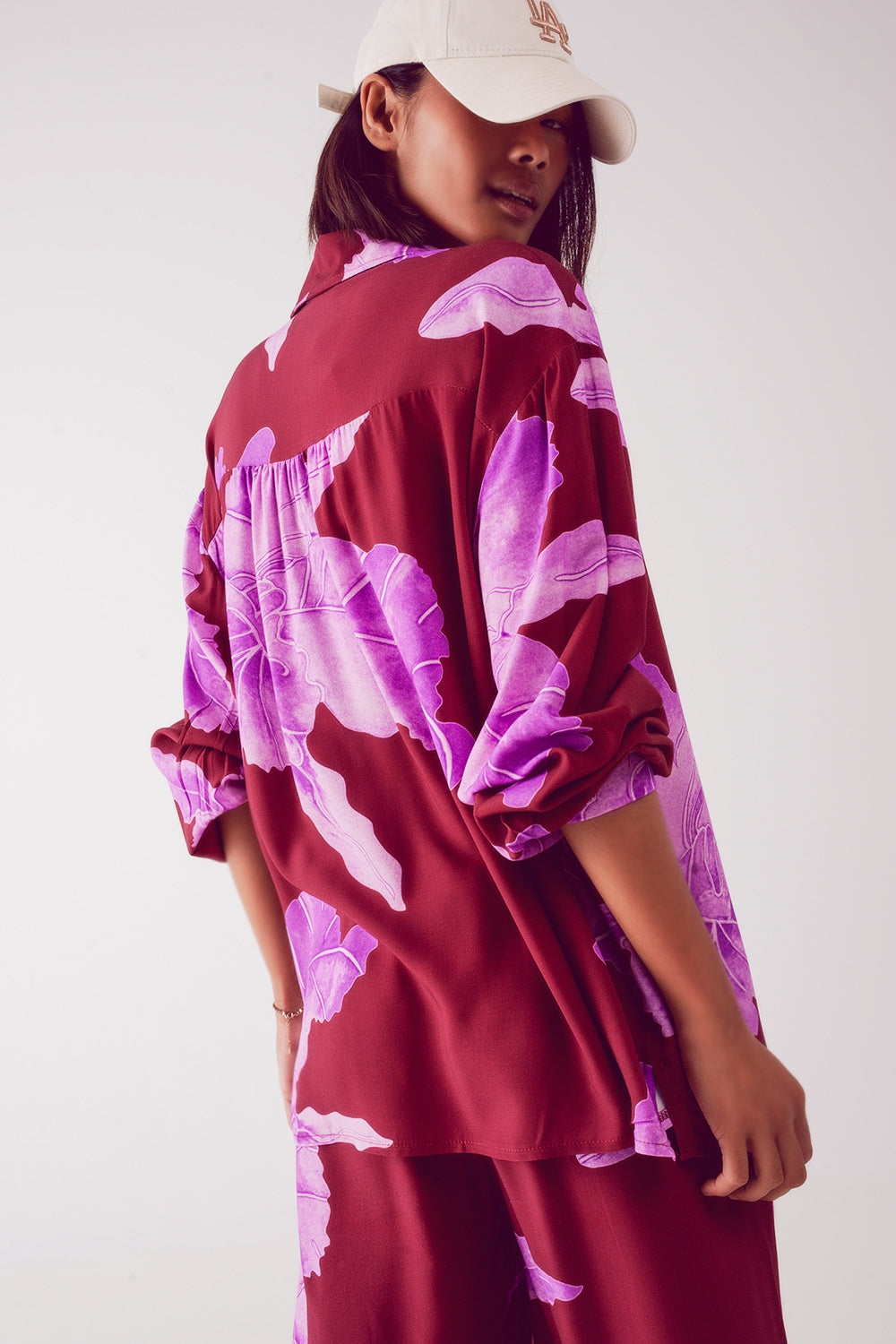 Camisa de Saten en color fucsia con gran estampado floral