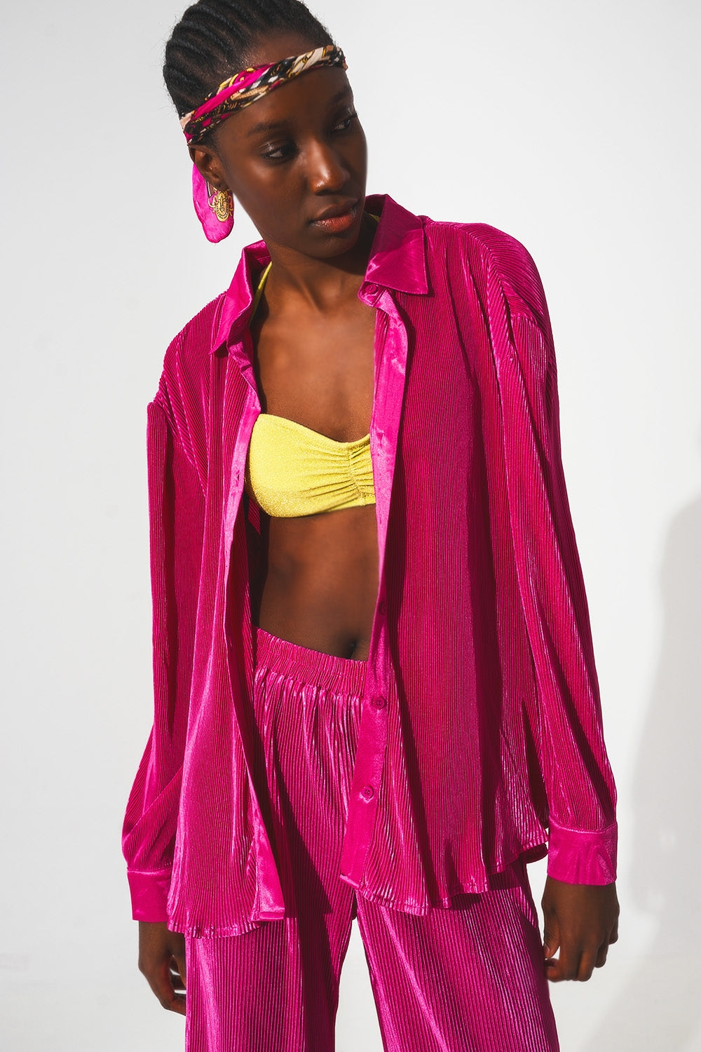 Q2 Camisa de saten plisada en fucsia