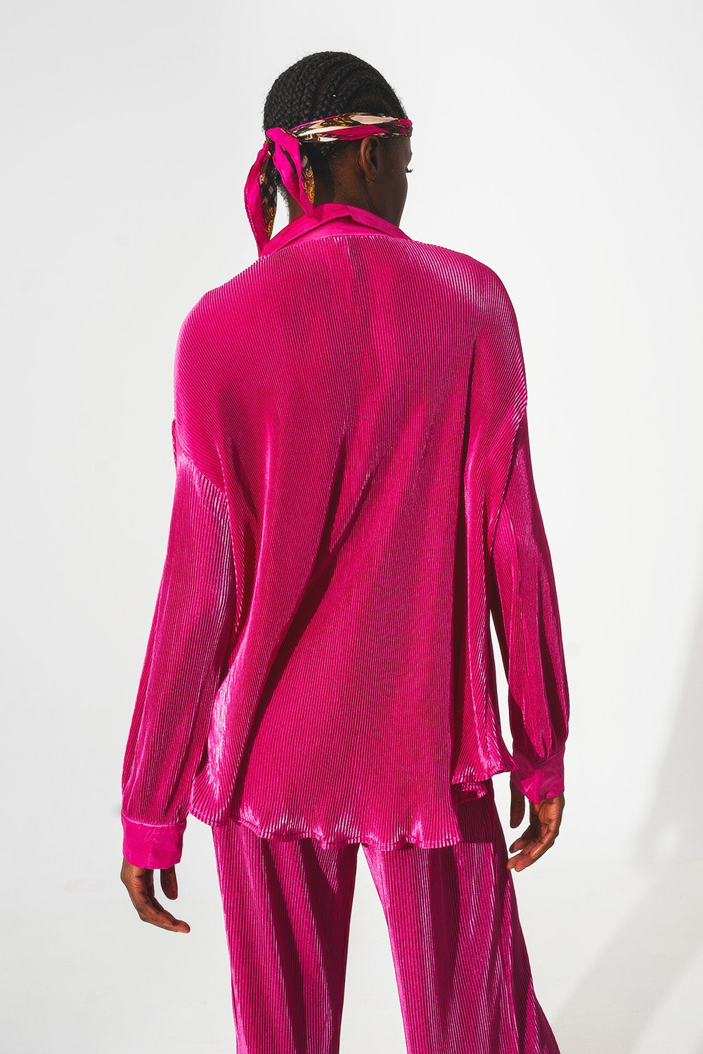 Camisa de saten plisada en fucsia