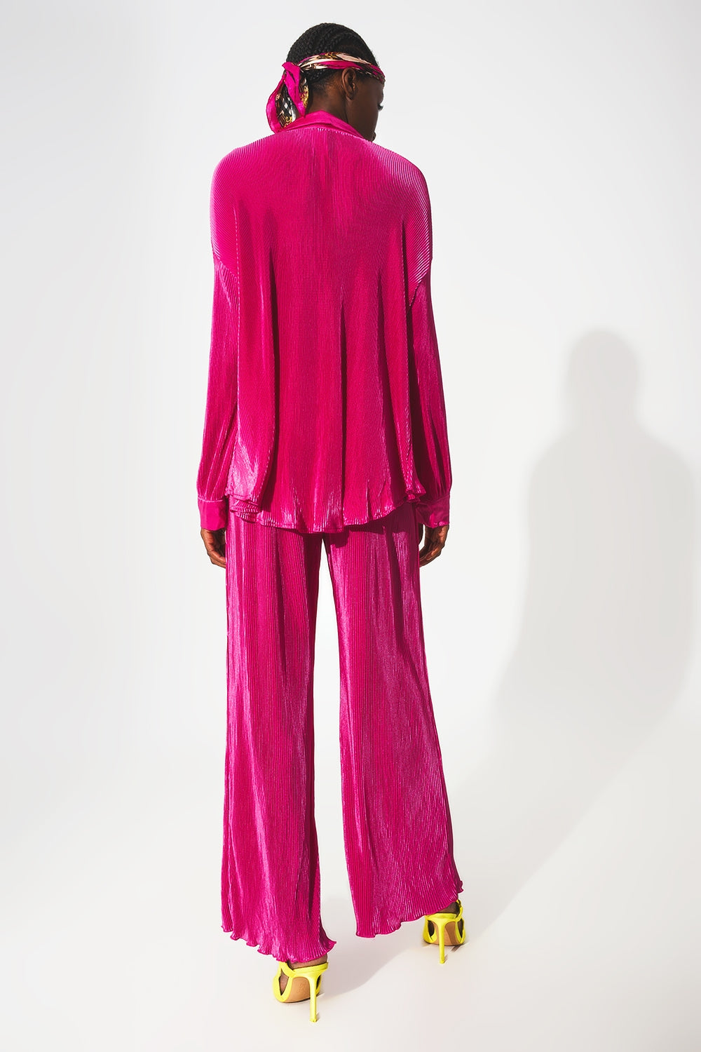 Camisa de saten plisada en fucsia
