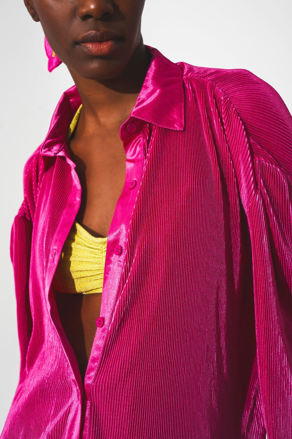 Camisa de saten plisada en fucsia