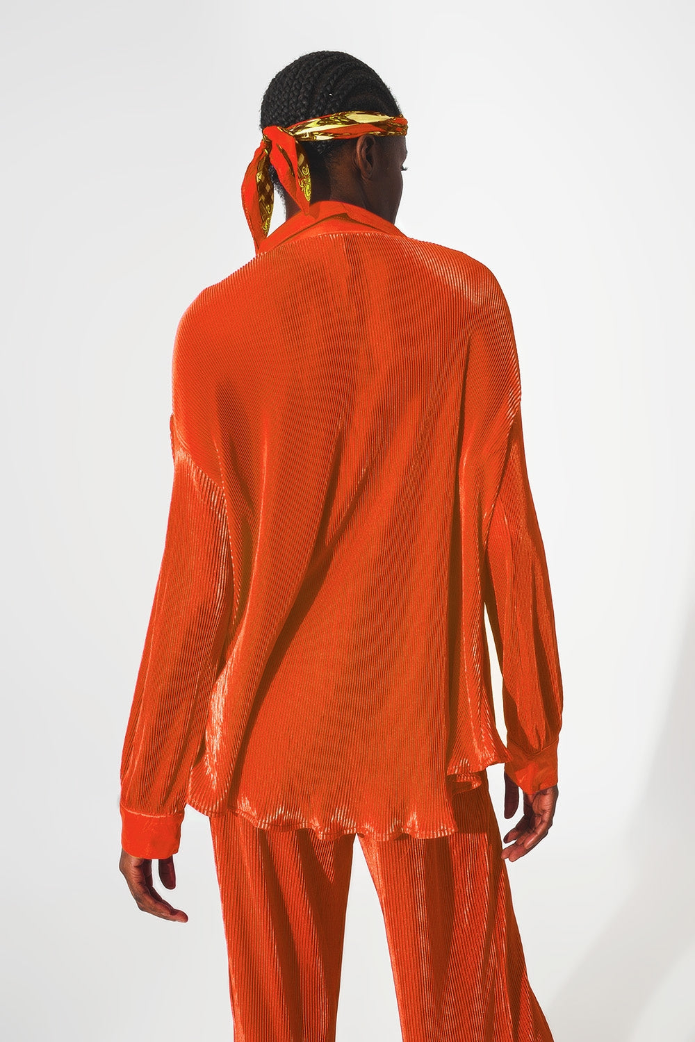 Camisa de saten plisada en naranja