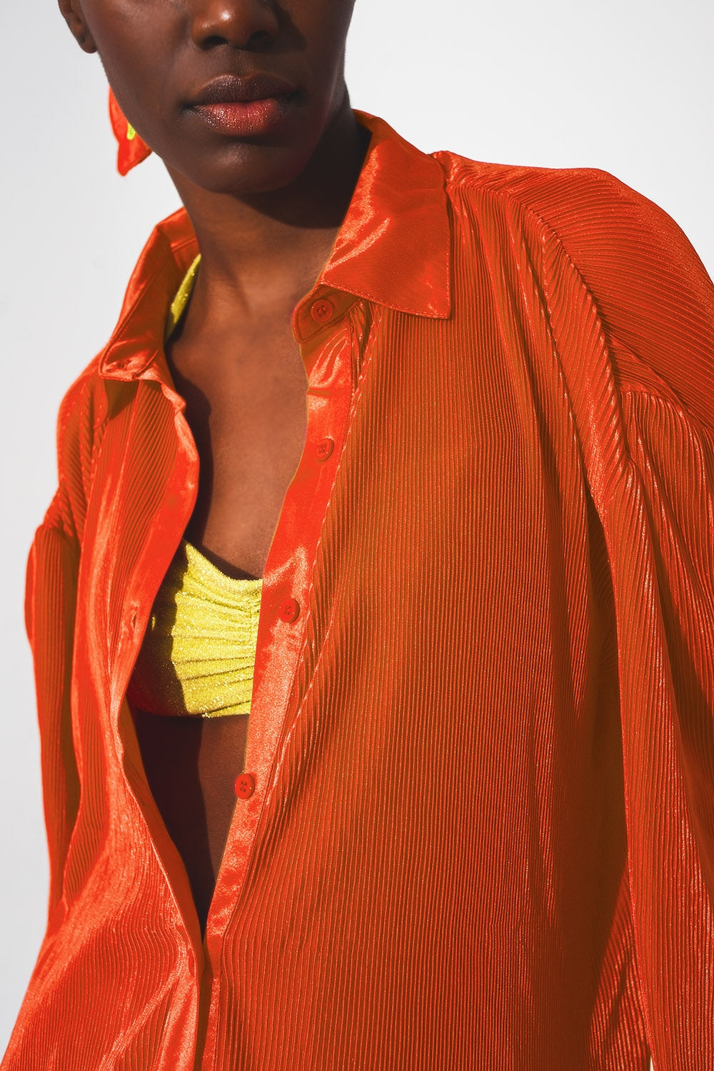 Camisa de saten plisada en naranja