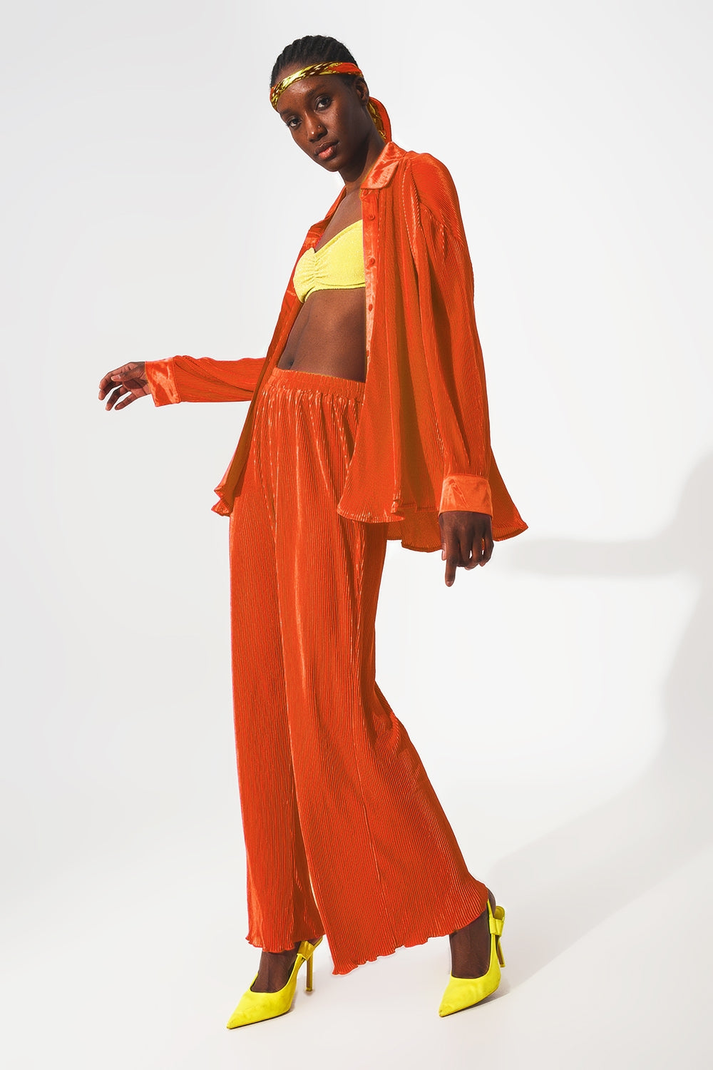 Camisa de saten plisada en naranja