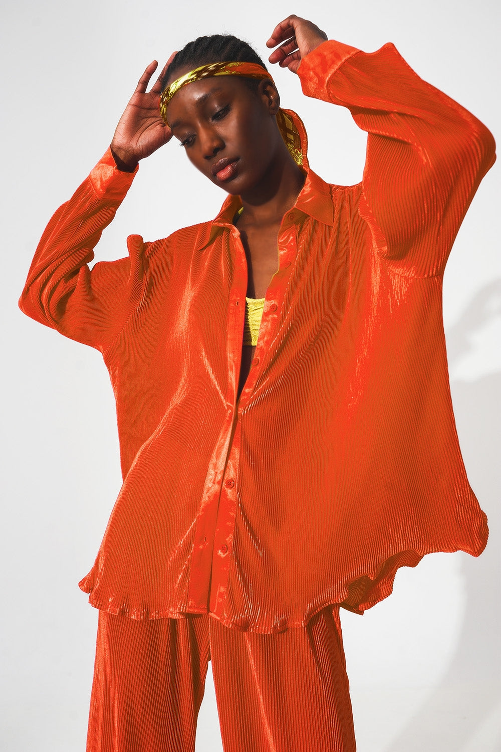 Camisa de saten plisada en naranja
