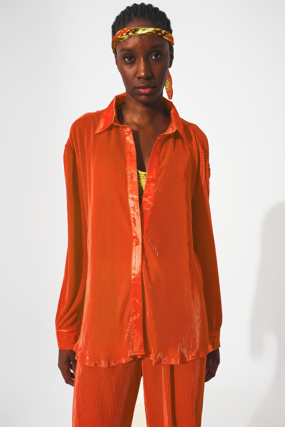 Camisa de saten plisada en naranja