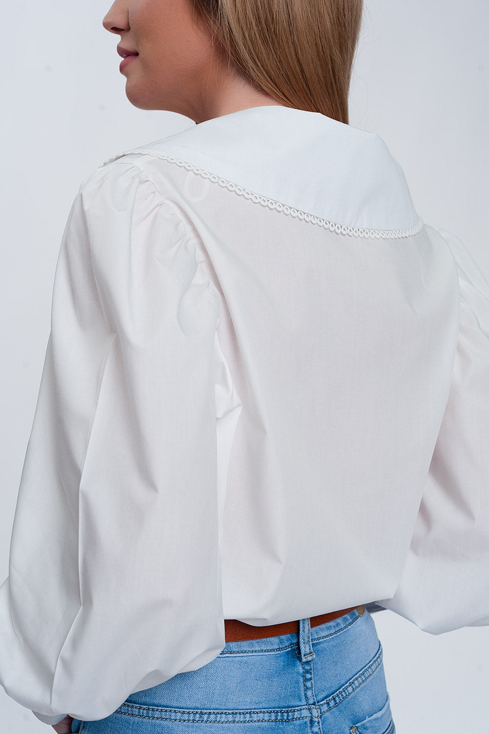 Camisa en blanco con cuello extragrande