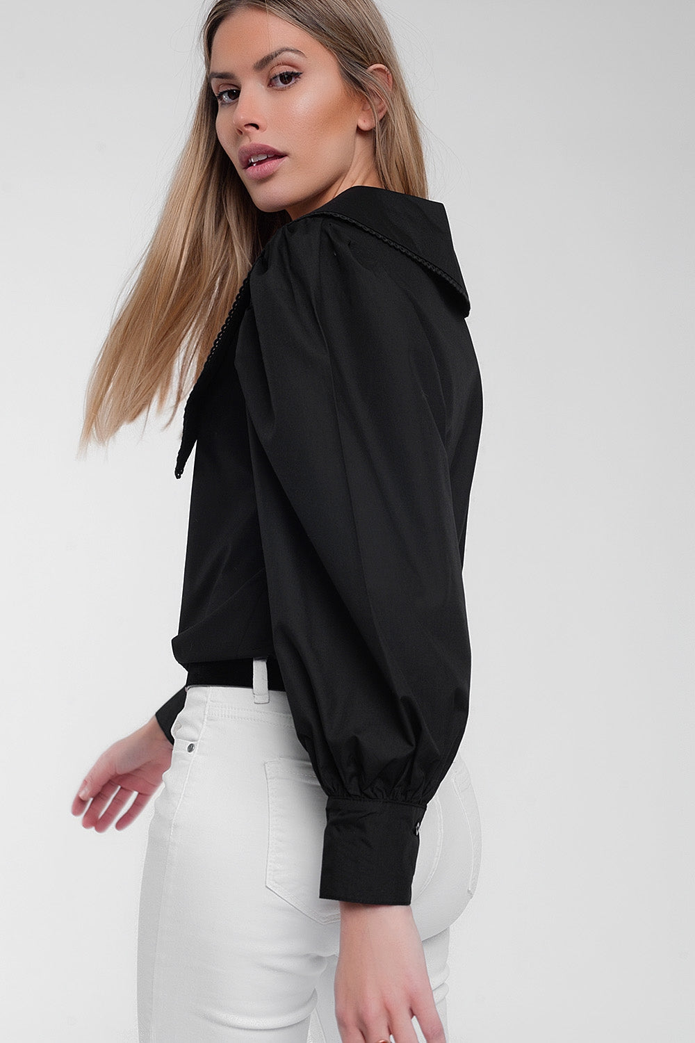 Camisa en negro con cuello extragrande