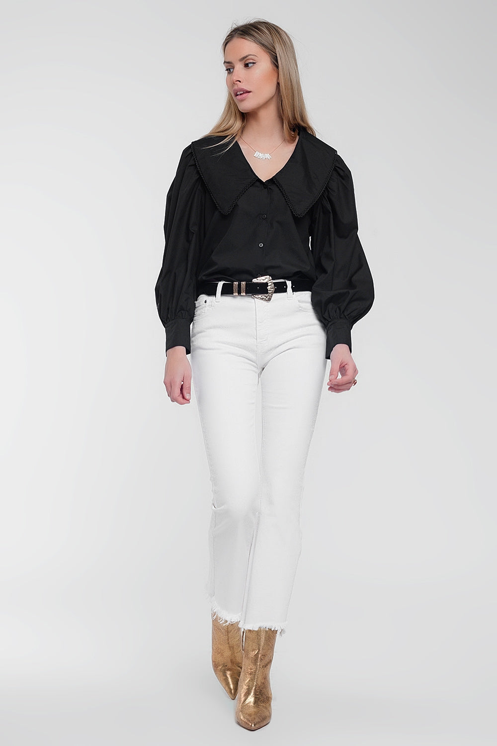 Camisa en negro con cuello extragrande
