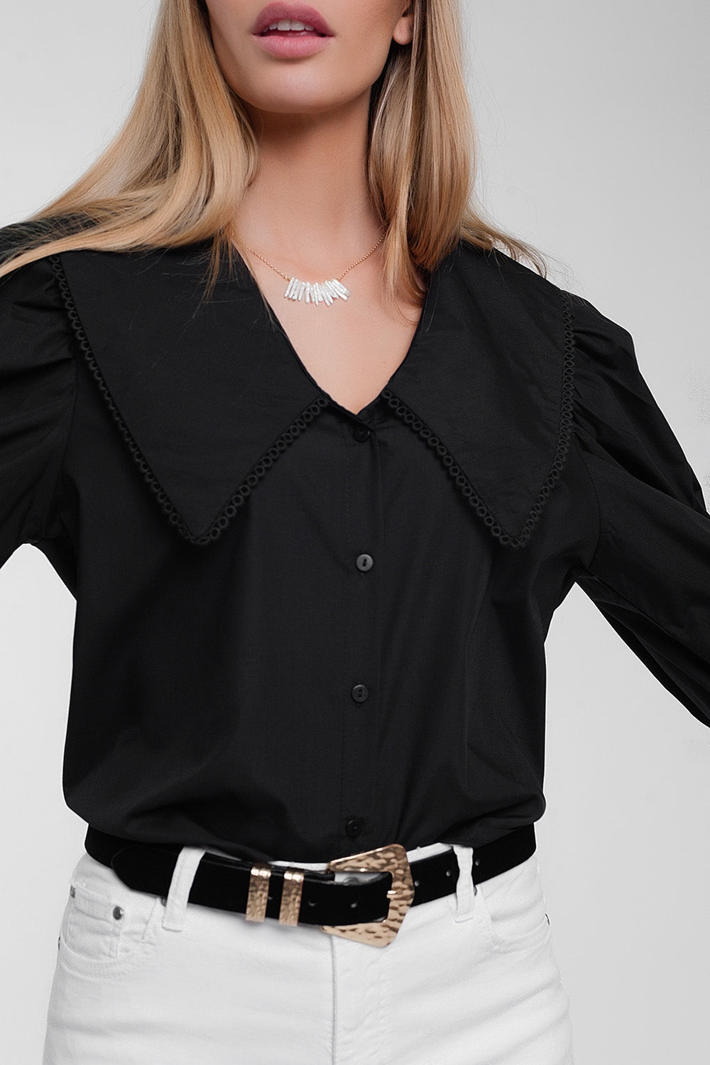 Camisa en negro con cuello extragrande