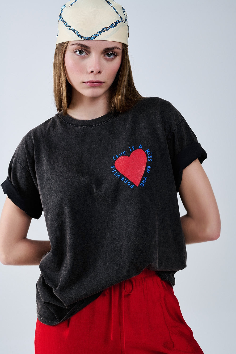 Camiseta negra con diseño de corazón en la parte delantera y trasera