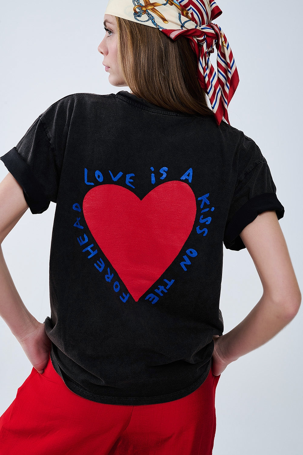 Camiseta negra con diseño de corazón en la parte delantera y trasera