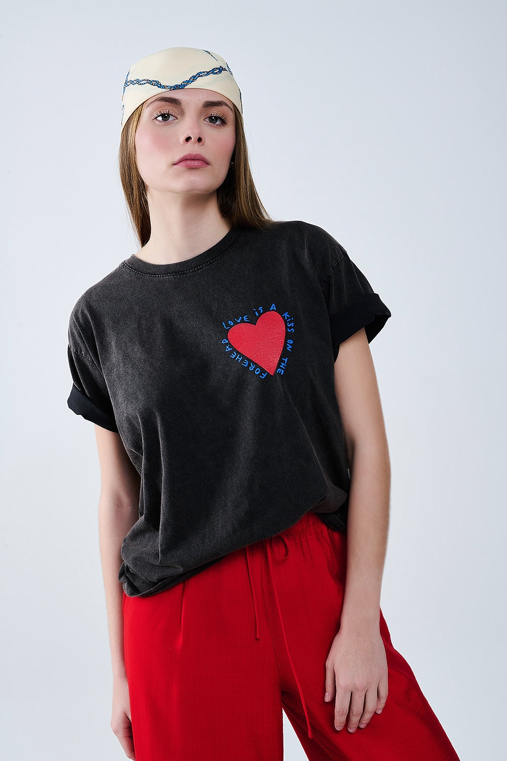 Camiseta negra con diseño de corazón en la parte delantera y trasera