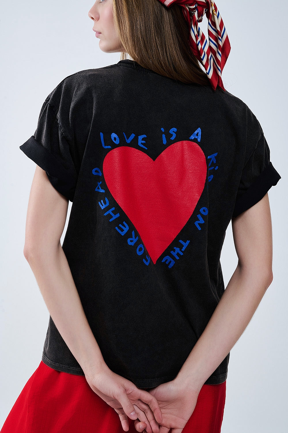Camiseta negra con diseño de corazón en la parte delantera y trasera