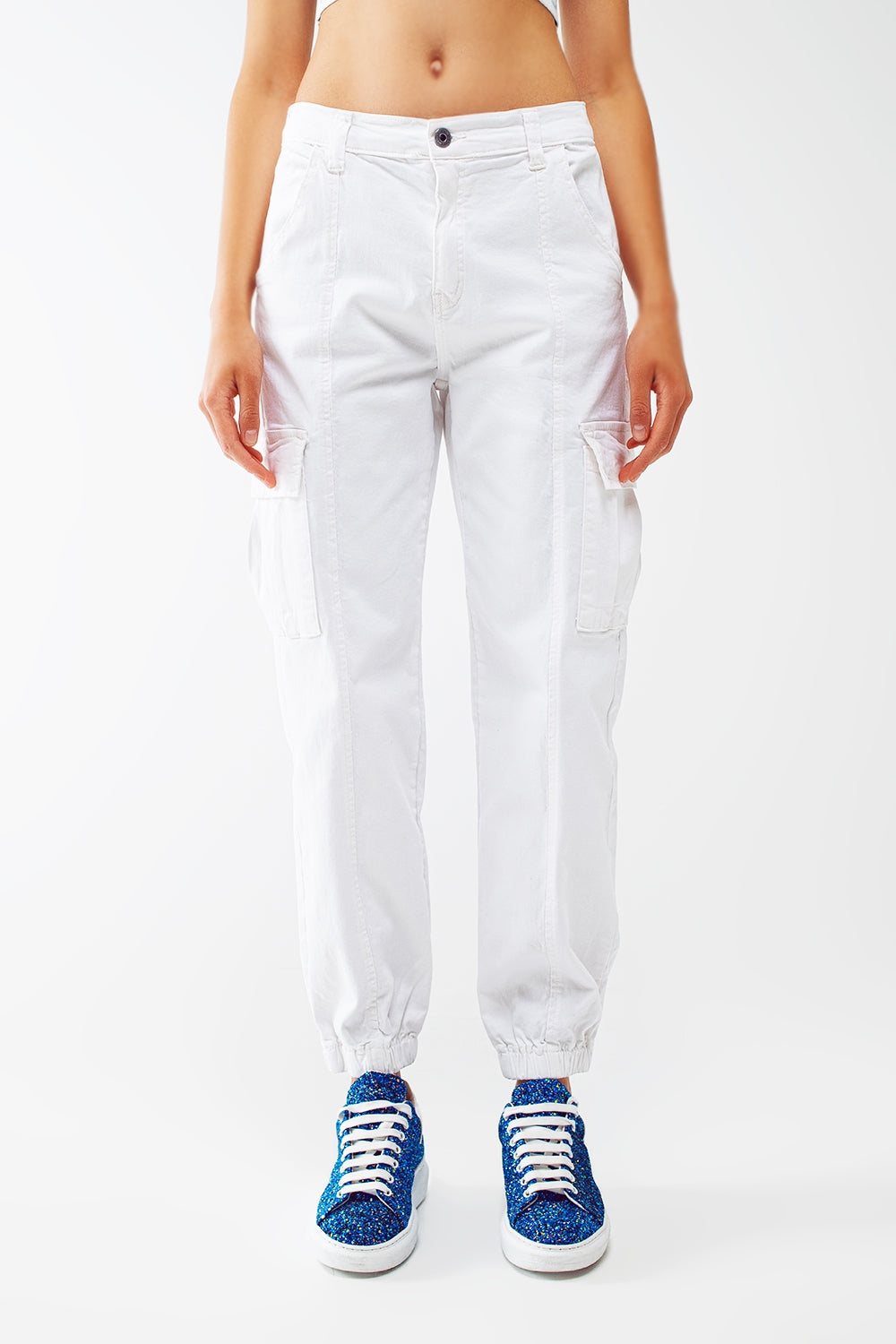 Q2 pantalón blanco cargo con cintura y bajos elásticos