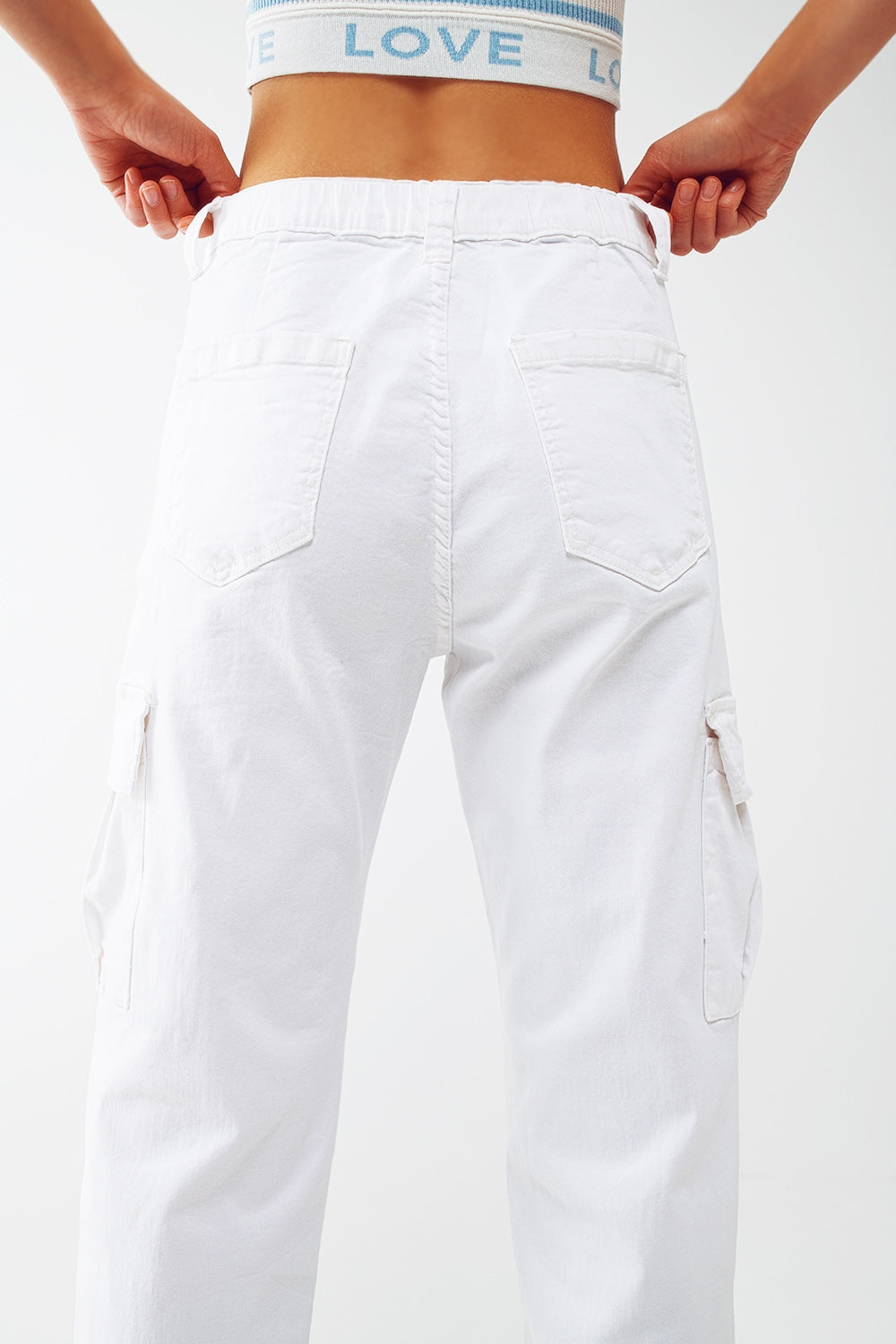 pantalón blanco cargo con cintura y bajos elásticos