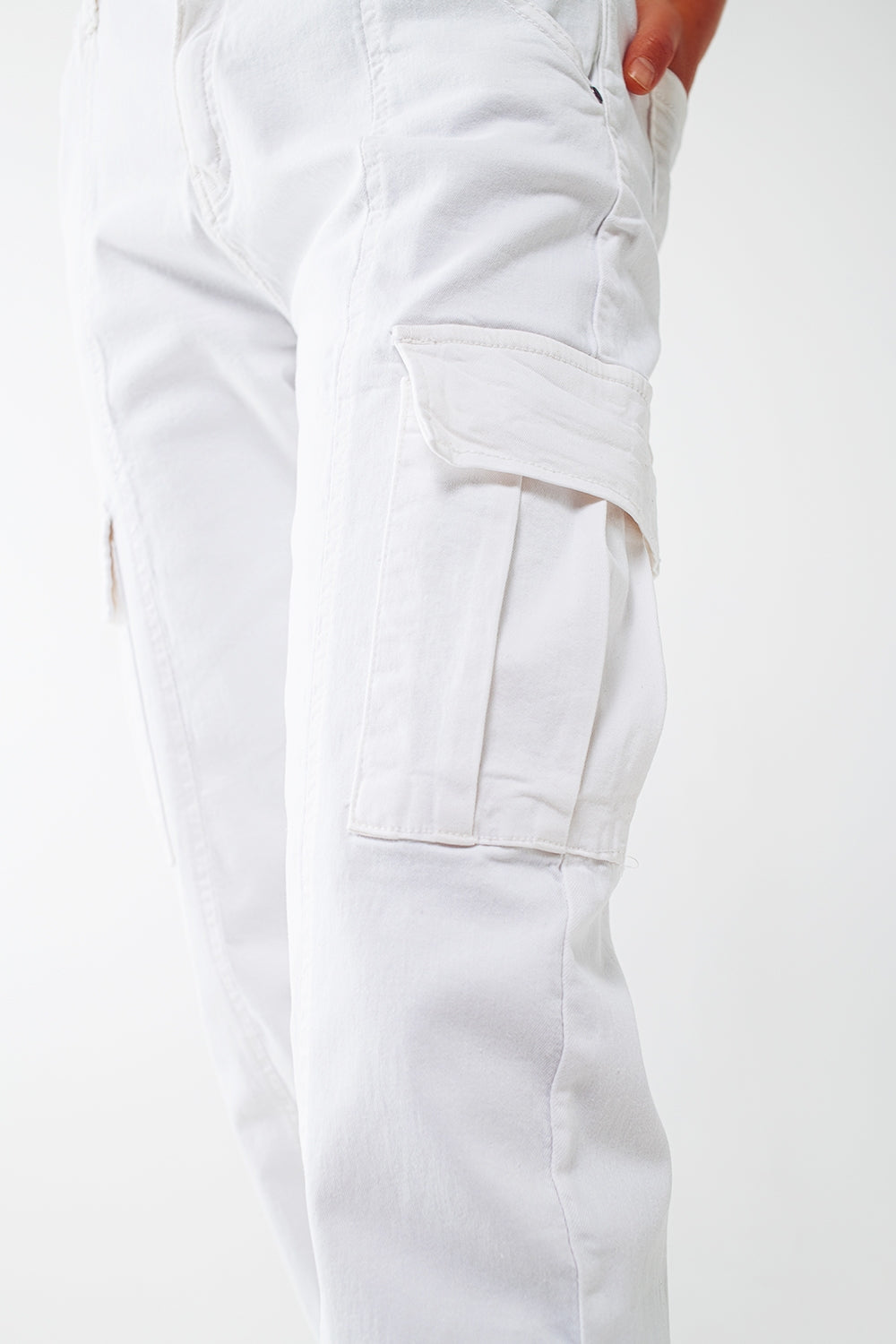 pantalón blanco cargo con cintura y bajos elásticos