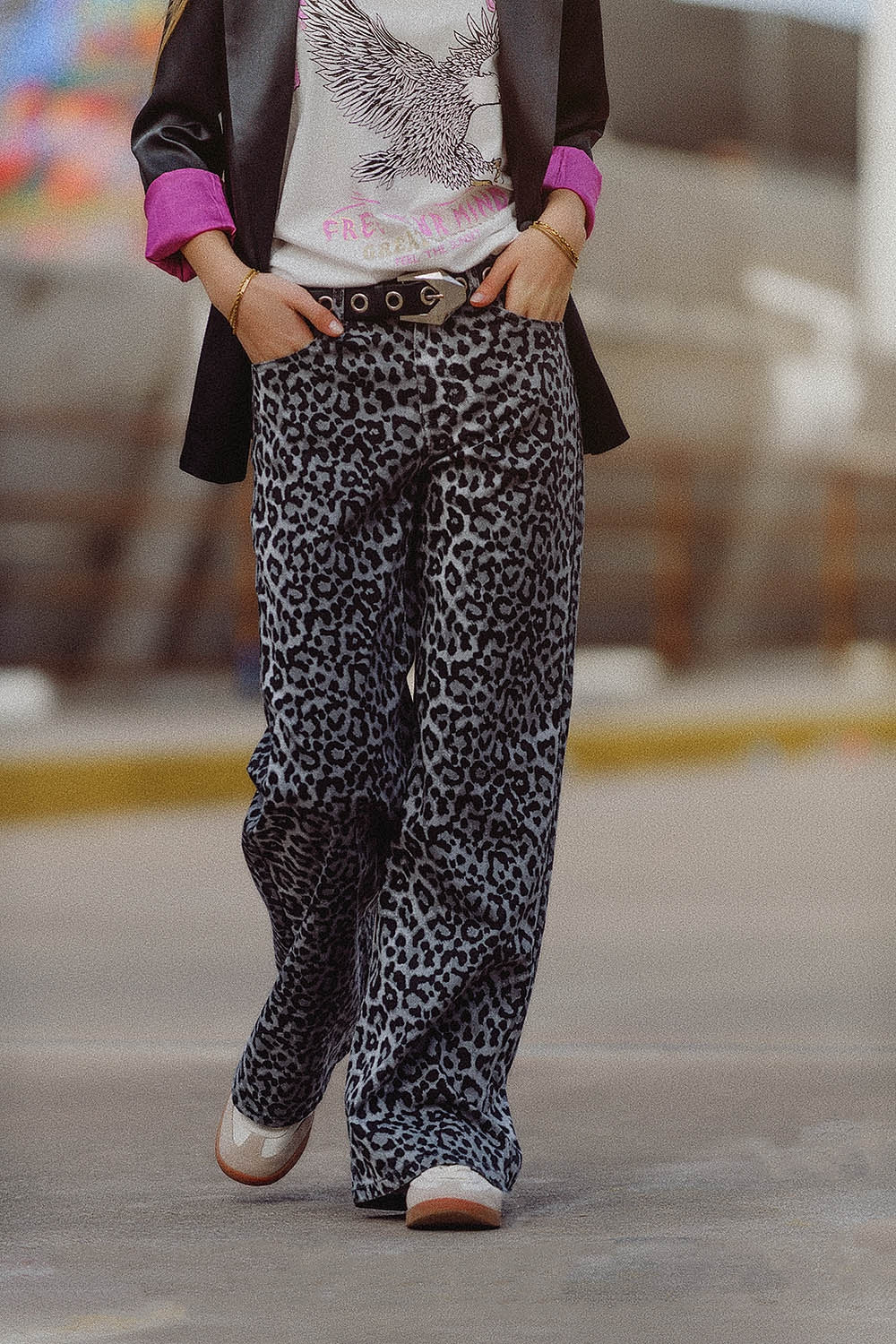 Pantalones con estampado de leopardo gris