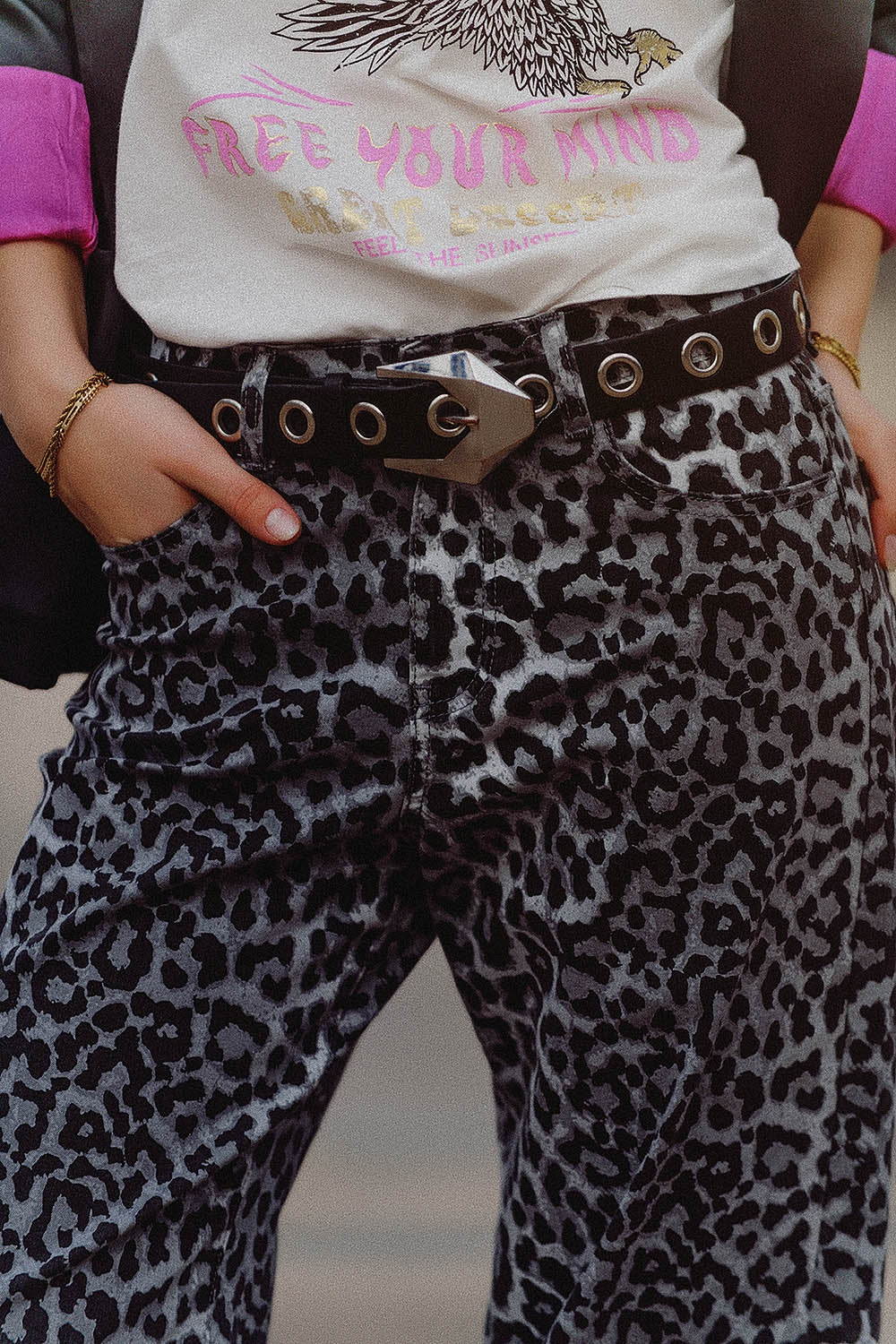 Pantalones con estampado de leopardo gris