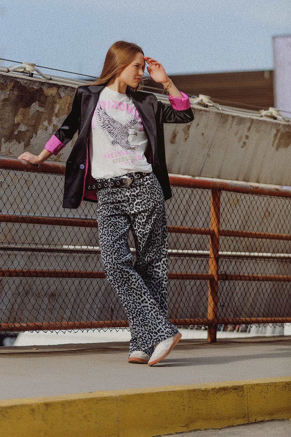 Pantalones con estampado de leopardo gris