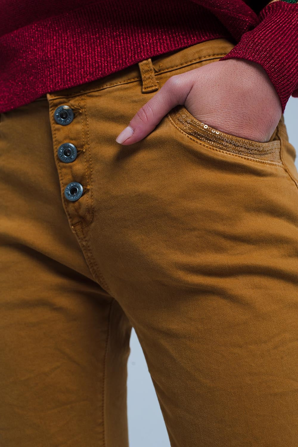 Pantalones mostaza con lentejuelas y botones