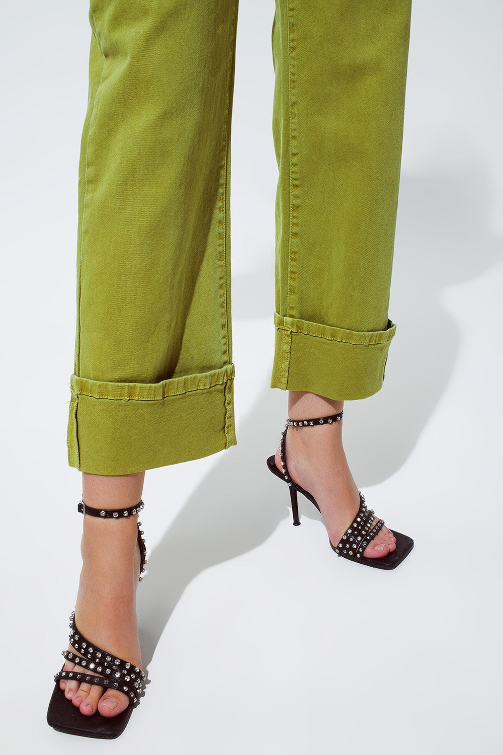 Pantalones vaqueros de pierna recta con dobladillo cortado en verde oliva