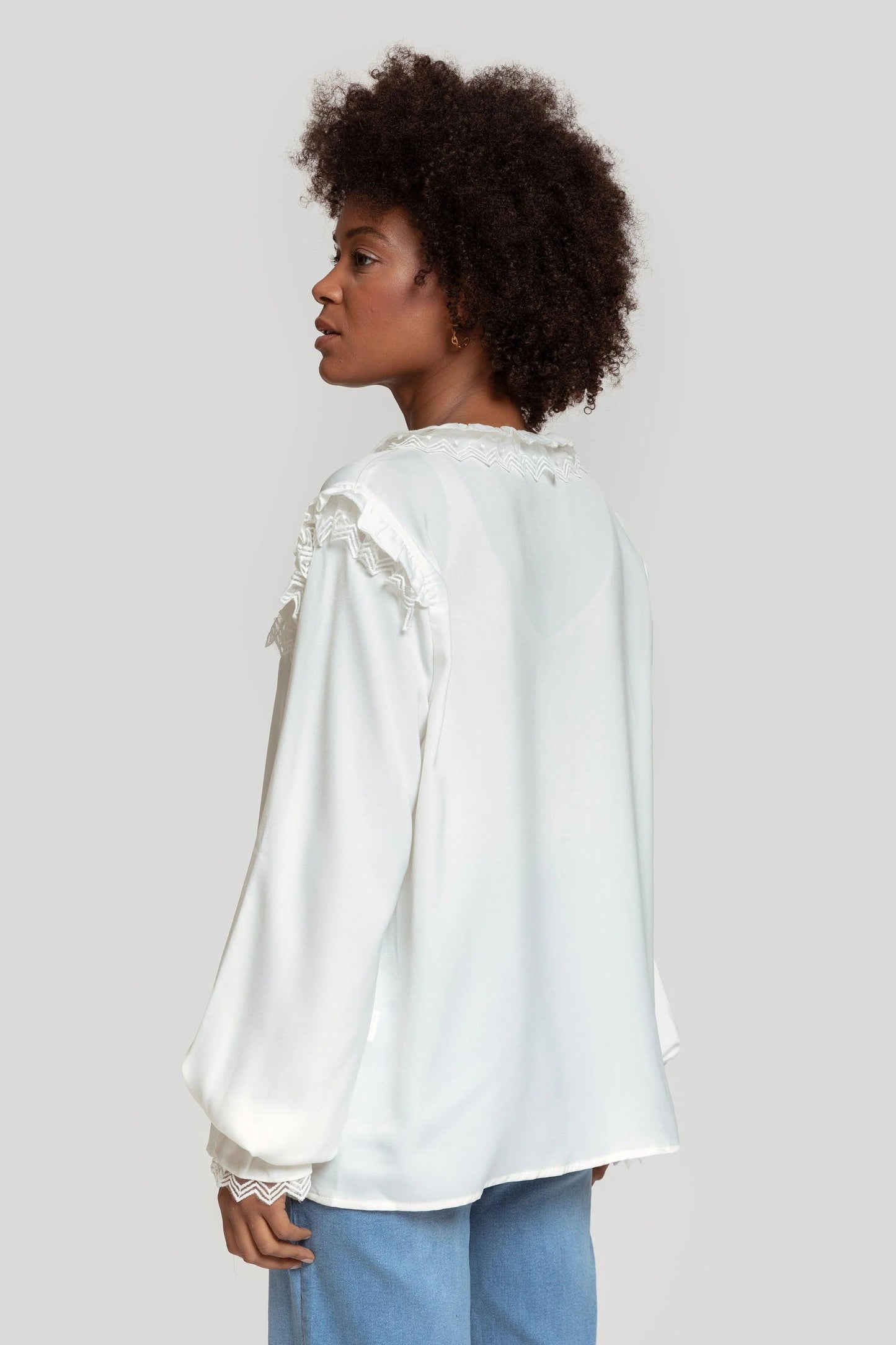 Blusa blanca con encaje puntilla - Galatea