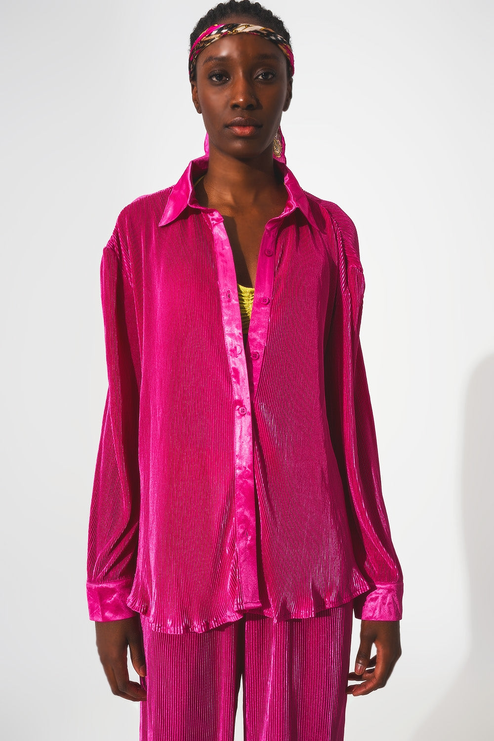 Camisa de saten plisada en fucsia