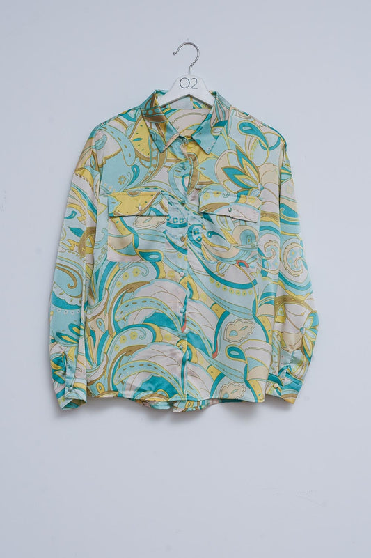 Q2 Camisa en verde con estampado abstracto