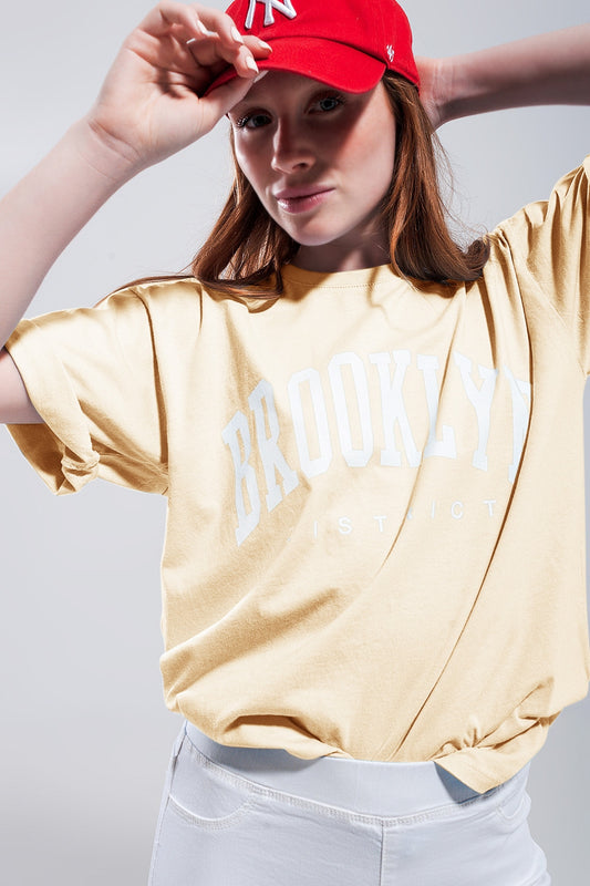 Q2 Camiseta con texto del distrito de Brooklyn en amarillo