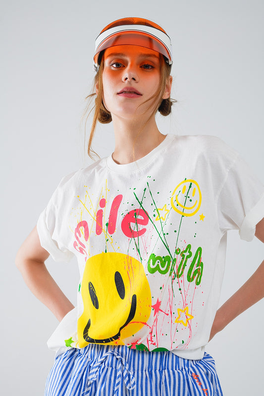 Q2 Camiseta gr+//3//Q-fica con texto Smile with me en blanco