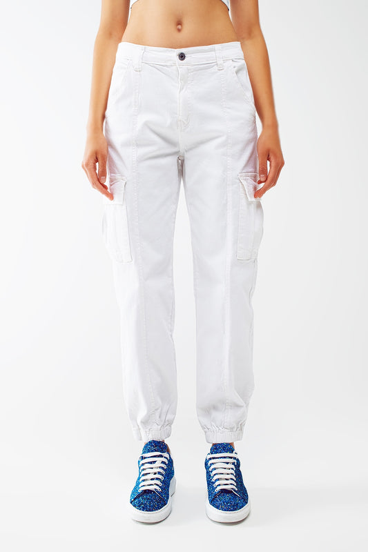 Q2 pantalón blanco cargo con cintura y bajos elásticos