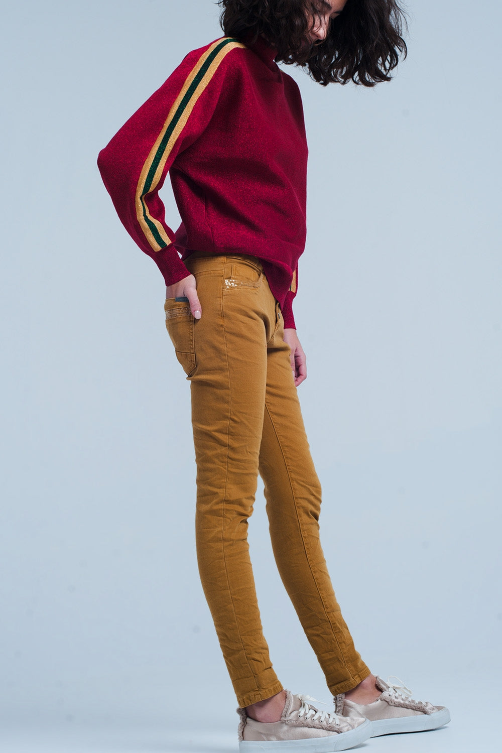 Q2 Pantalones mostaza con lentejuelas y botones