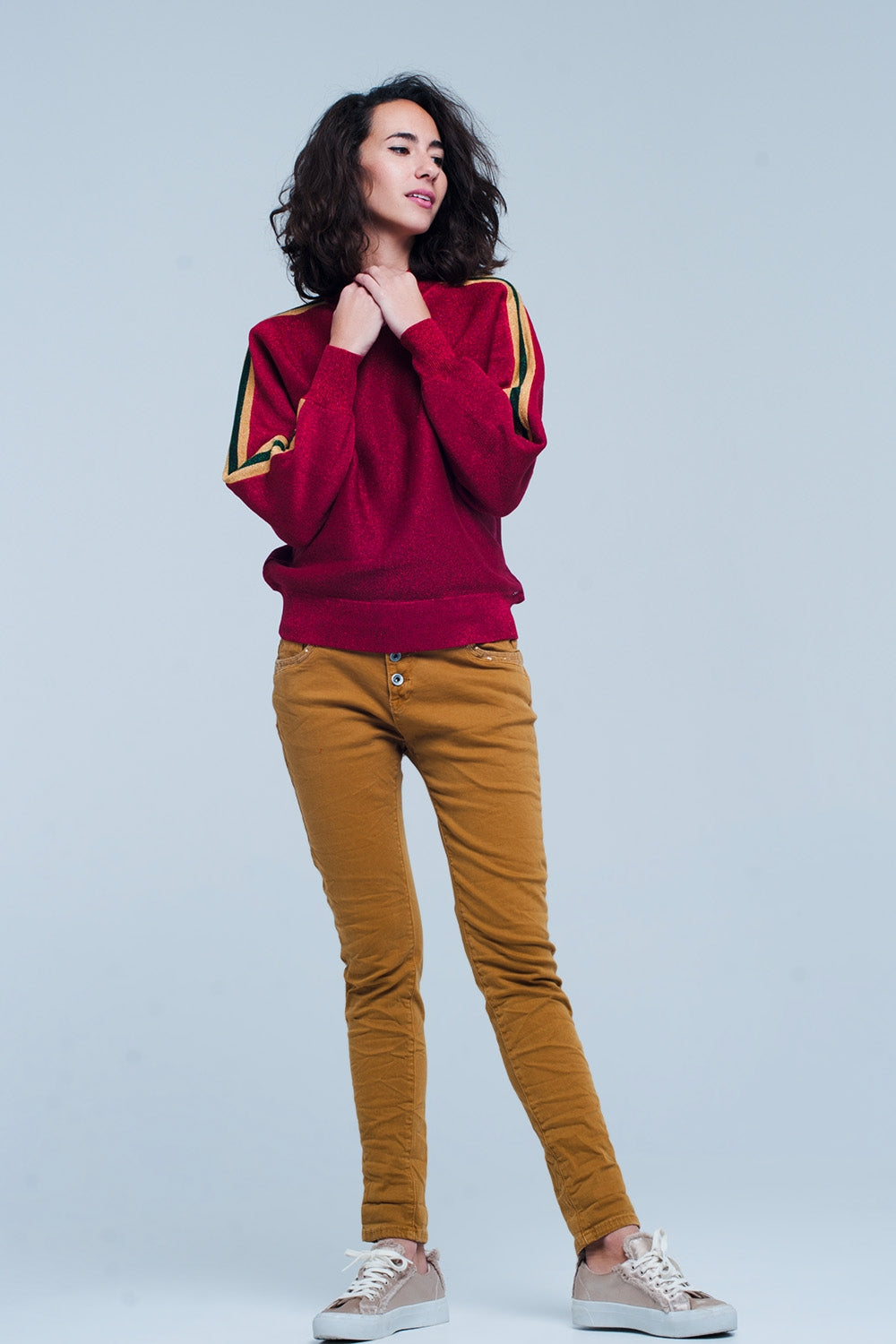 Pantalones mostaza con lentejuelas y botones
