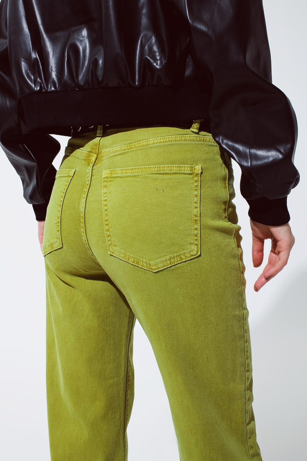 Pantalones vaqueros de pierna recta con dobladillo cortado en verde oliva