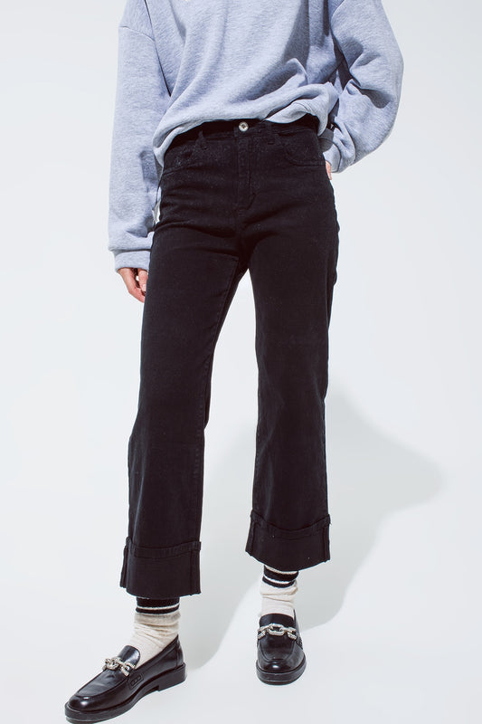Q2 Pantalones vaqueros rectos en negro con perneras dobladas