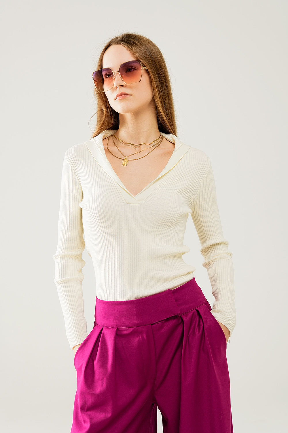 Q2 Suéter de canalé con cuello en color crema y mangas largas