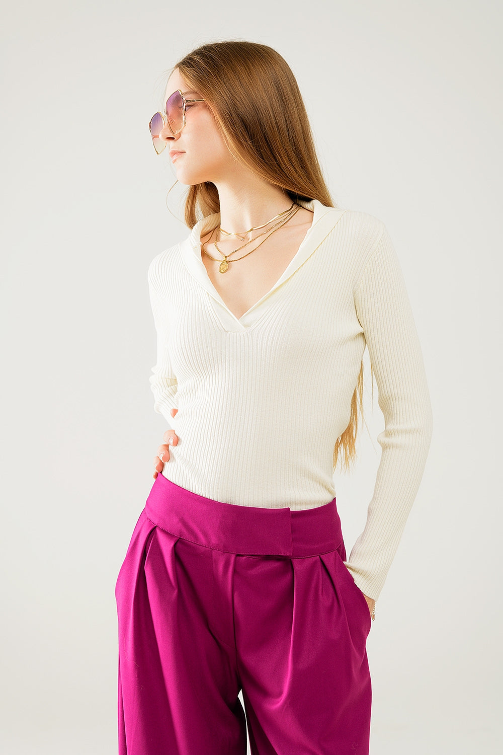 Suéter de canalé con cuello en color crema y mangas largas